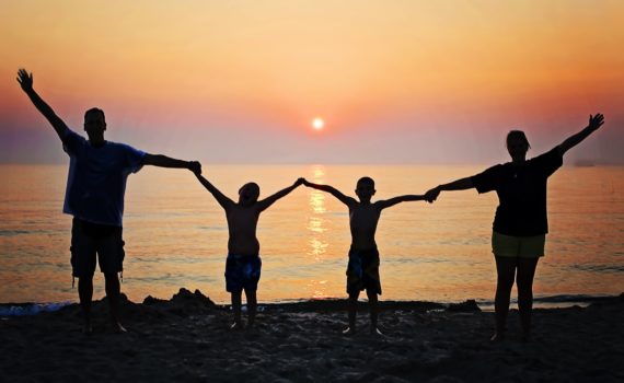 Een familie op het strand